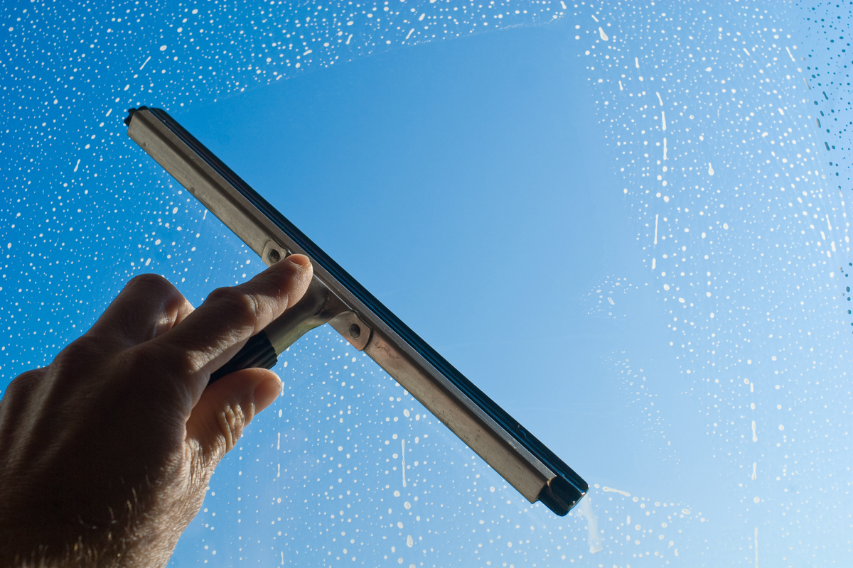 Le nettoyage, un geste simple pour conserver vos baies vitrées longtemps