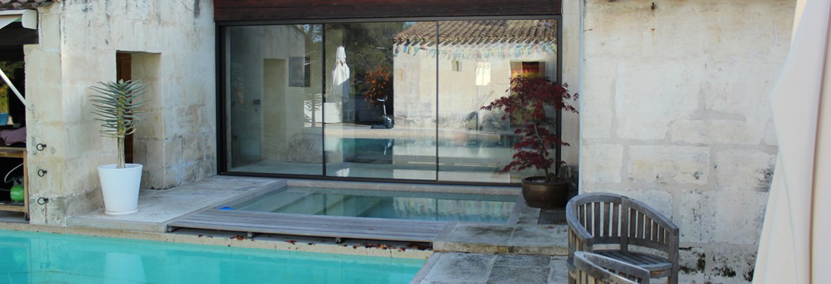 Baie vitrée 3 installée sur une terrasse avec piscine et jacuzzi