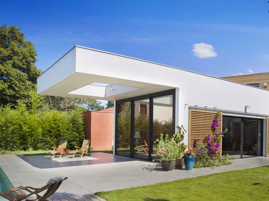 Baie vitrée sur mesure dans maison contemporaine, ouverture sur terrasse avec piscine