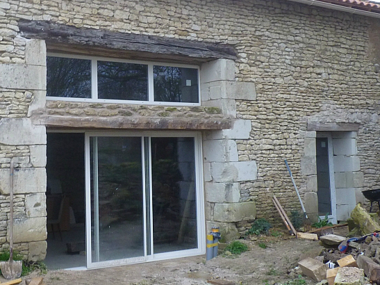 Baie vitrée grande hauteur sur une maison ancienne en pierre