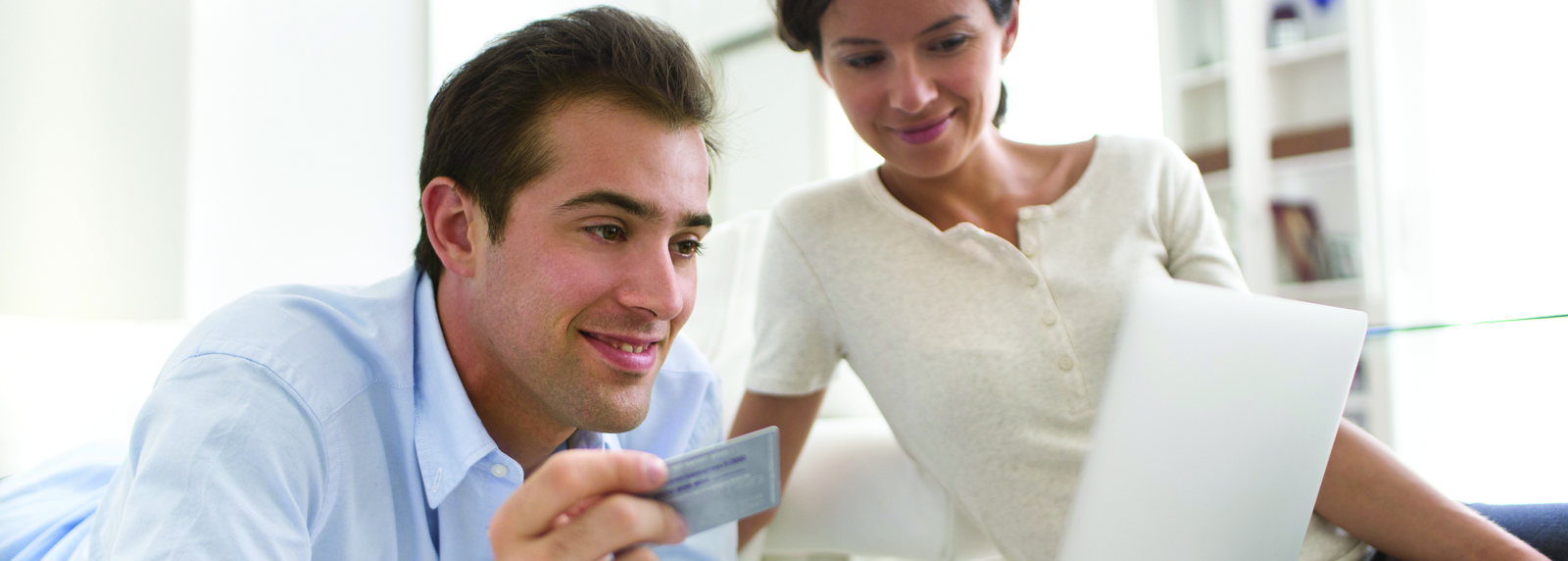 Un couple fait un devis en ligne pour l'achat de ses fenêtres sur mesure