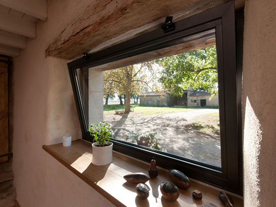 Fenêtre à soufflet en aluminium, maison ancienne en pierre, rénovation