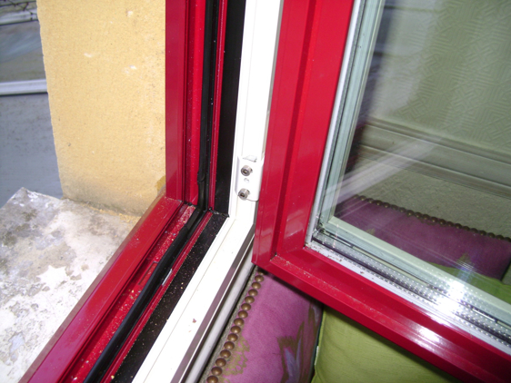 Fenêtre aluminium bicolore, rouge à l'extérieur