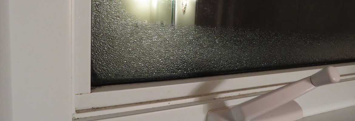 Condensation sur le pourtour d'une fenêtre double vitrage sans warm edge