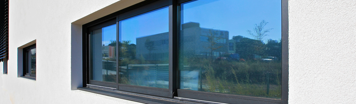 Fenêtre coulissante 3 vantaux en alu. Couleur gris anthracite RAL 7016
