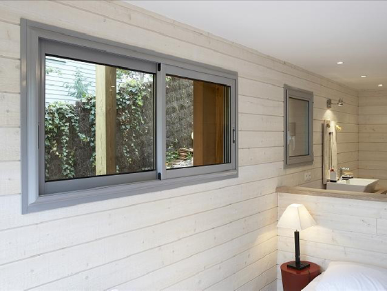 Pour une maison à ossature bois, une fenêtre coulissante sur mesure