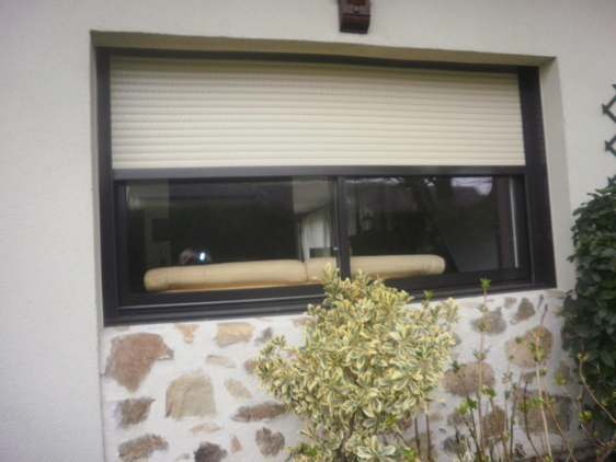 Fenêtre coulissante avec volet roulant monobloc, lames aluminium