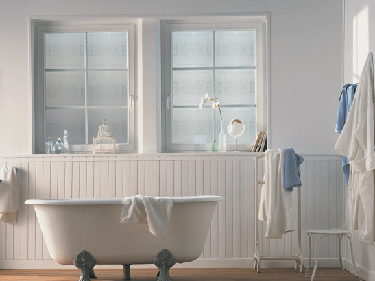 Fenêtre PVC haut de gamme dans une salle de bain, avec vitrage sablé