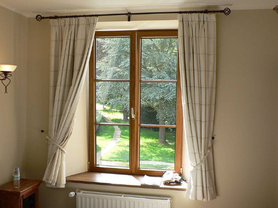 Fenêtre PVC à deux vantaux, imitation bois pour respect du charme des maisons anciennes