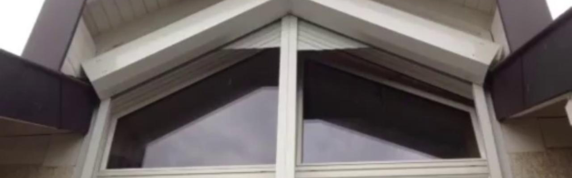 Fenêtre trapèze fabriquée sur mesure pour épouser parfaitement la pente de la toiture