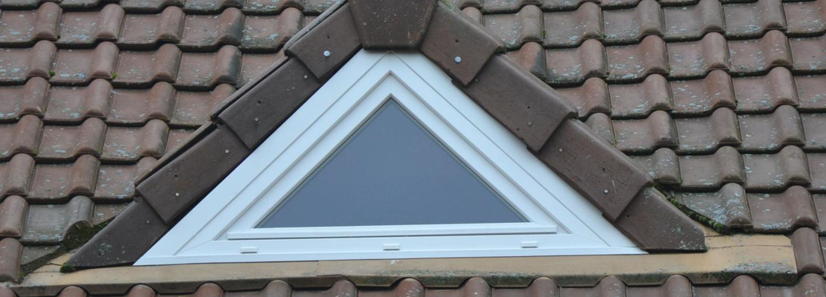 Fenêtres triangulaire en PVC pour créer une lucarne dans les combles d'une maison