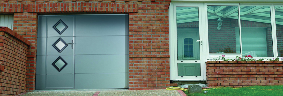 Porte de garage basculante avec hublots et portillon intégré