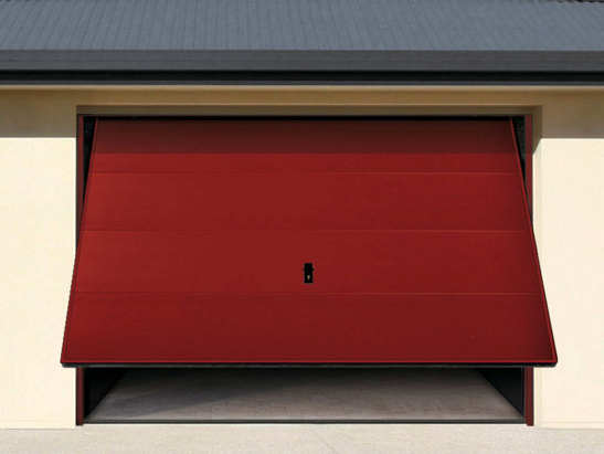 Porte de garage basculante couleur rouge, avec motorisation radio