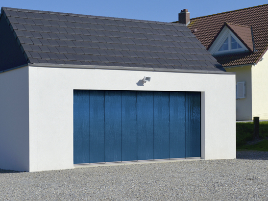 Porte de garage sectionnelle latérale de couleur bleue