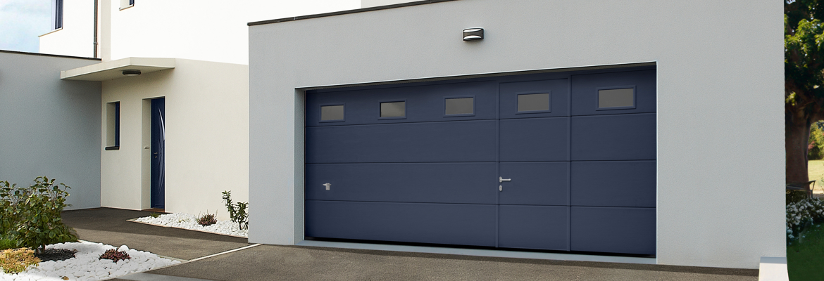 Porte de garage sectionnelle avec hublots carrés