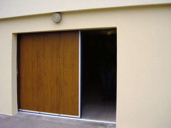 Porte de garage latérale couleur bois