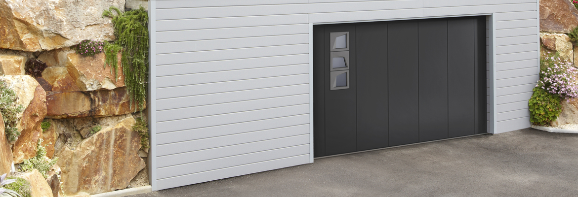 Porte de garage sectionnelle latérale avec hublots, couleur gris ral 7016