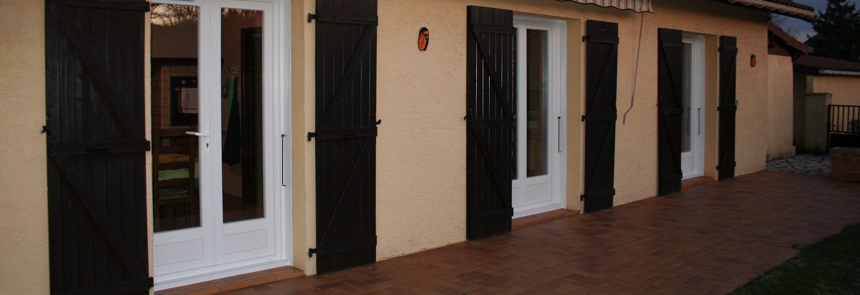 Portes-fenêtres rénovation en PVC installées à la place d'anciennes fenêtres en bois