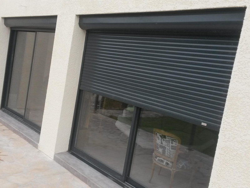 Volets roulants rénovation couleur gris anthracite, coffre à pan coupé, grande largeur pour baie vitrée